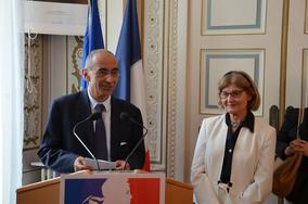 Remise de la Légion d'honneur à Micheline Loire