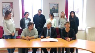 Signature du 800ème contrat « emploi avenir » de l’arrondissement de Dreux